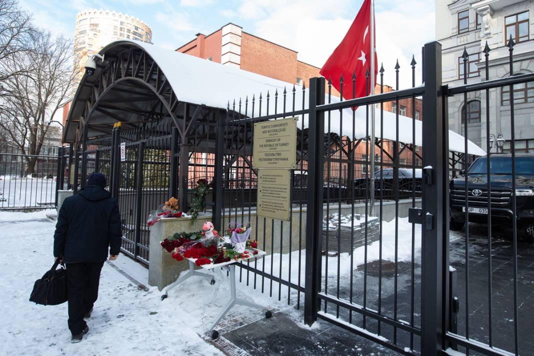 TBMM'deki bütün bayraklar yarıya indirilirken o bayrağa dokunulmadı! Bakın neden... 29